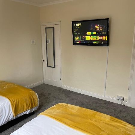 3 Bedrooms Comfortable Home With Jacuzzi Hot Tub Sleeps 10 Leicester Exterior photo