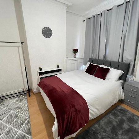 3 Bedrooms Comfortable Home With Jacuzzi Hot Tub Sleeps 10 Leicester Exterior photo