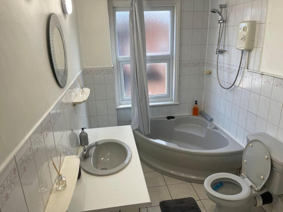 3 Bedrooms Comfortable Home With Jacuzzi Hot Tub Sleeps 10 Leicester Exterior photo