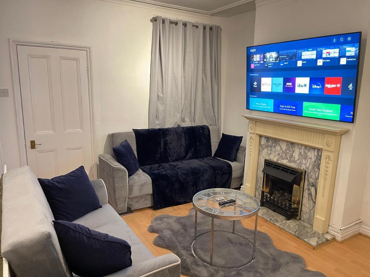 3 Bedrooms Comfortable Home With Jacuzzi Hot Tub Sleeps 10 Leicester Exterior photo