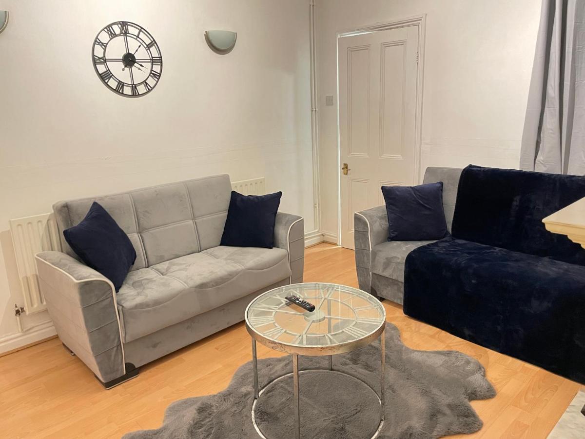 3 Bedrooms Comfortable Home With Jacuzzi Hot Tub Sleeps 10 Leicester Exterior photo