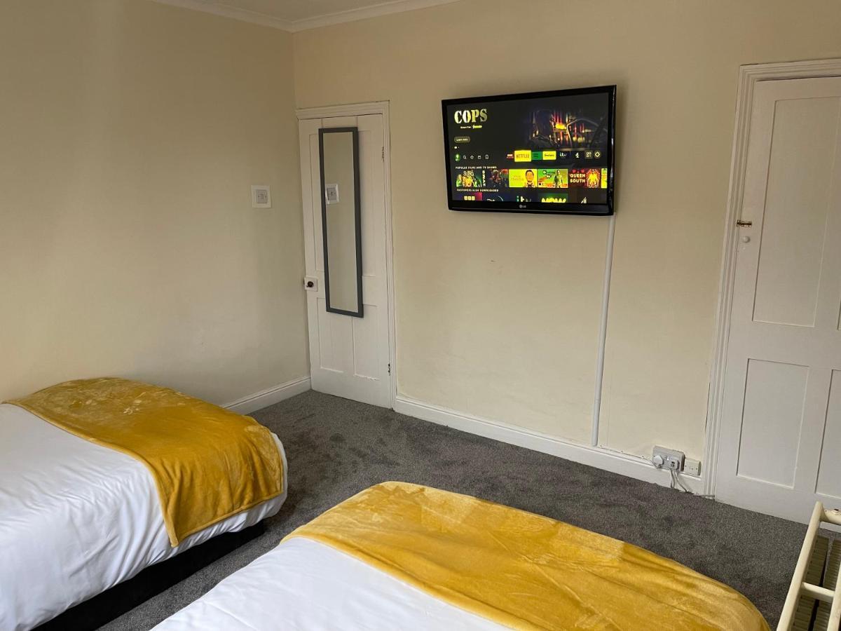 3 Bedrooms Comfortable Home With Jacuzzi Hot Tub Sleeps 10 Leicester Exterior photo