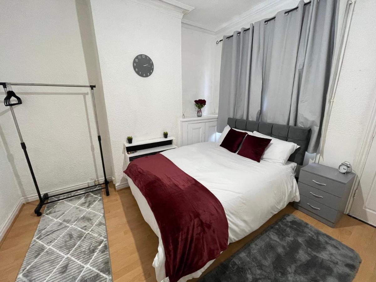 3 Bedrooms Comfortable Home With Jacuzzi Hot Tub Sleeps 10 Leicester Exterior photo