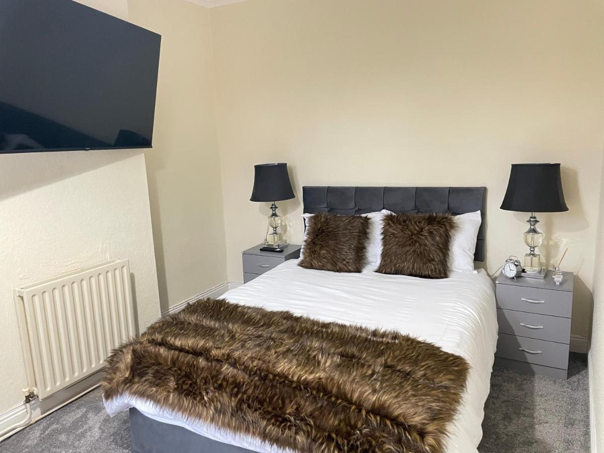 3 Bedrooms Comfortable Home With Jacuzzi Hot Tub Sleeps 10 Leicester Exterior photo