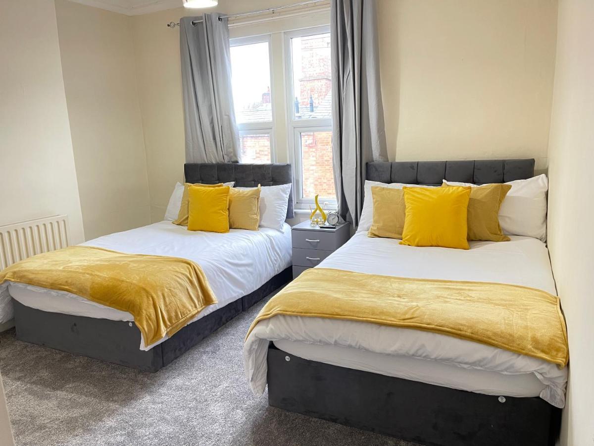 3 Bedrooms Comfortable Home With Jacuzzi Hot Tub Sleeps 10 Leicester Exterior photo