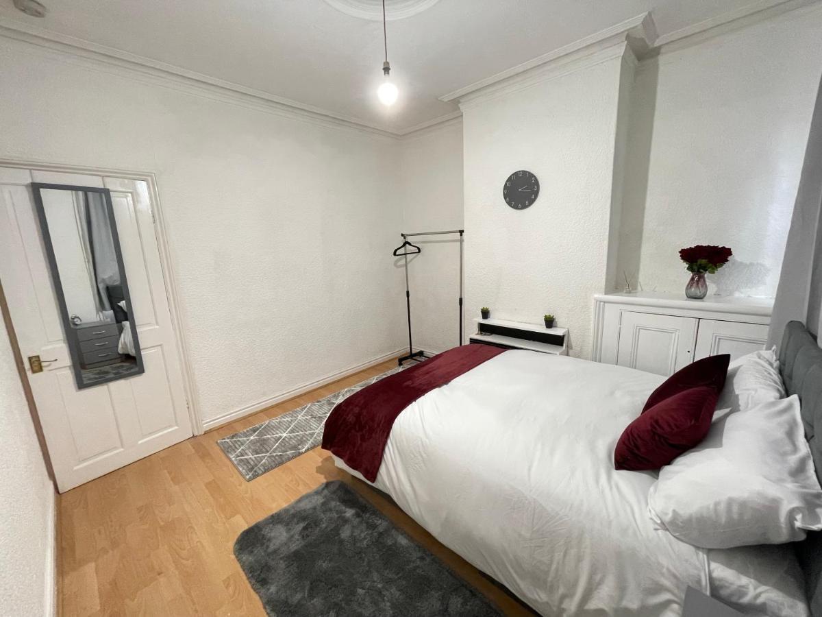 3 Bedrooms Comfortable Home With Jacuzzi Hot Tub Sleeps 10 Leicester Exterior photo