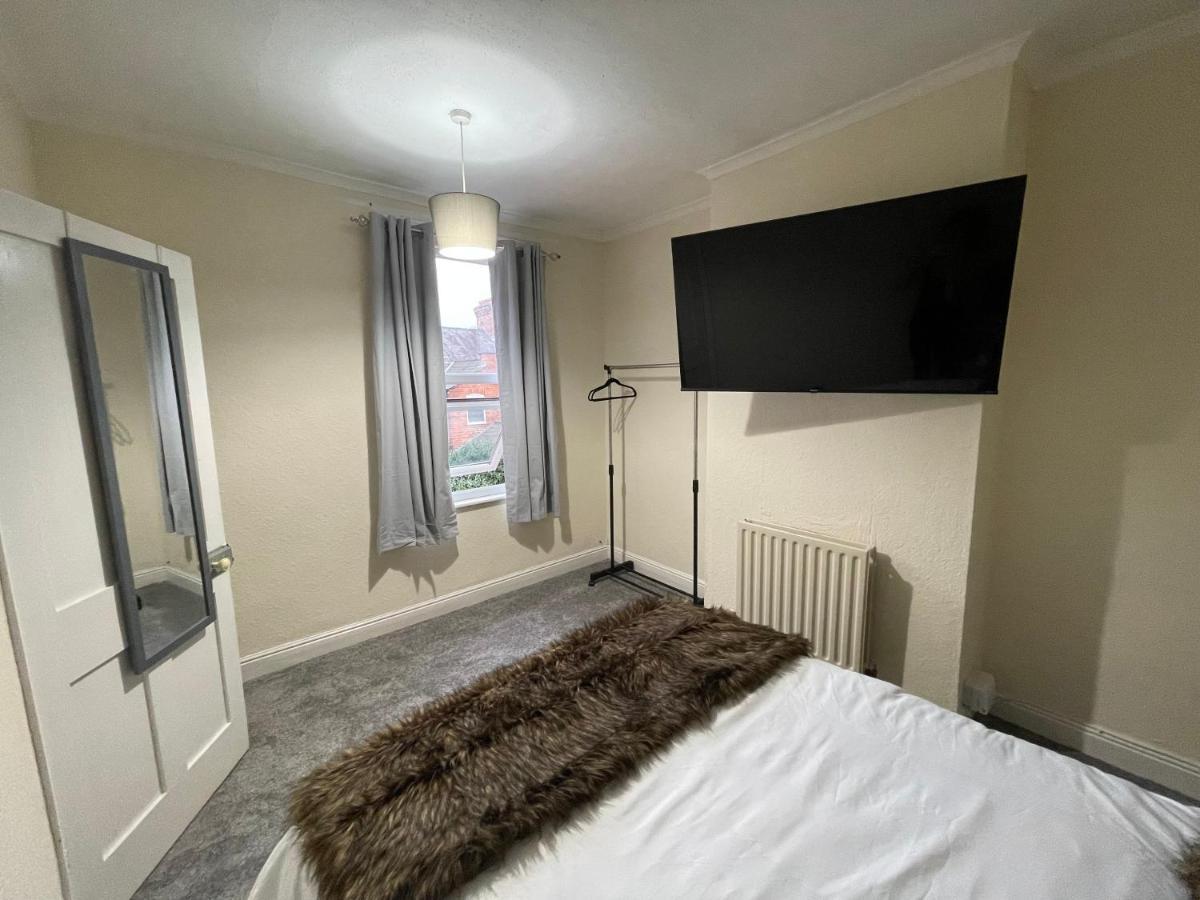 3 Bedrooms Comfortable Home With Jacuzzi Hot Tub Sleeps 10 Leicester Exterior photo