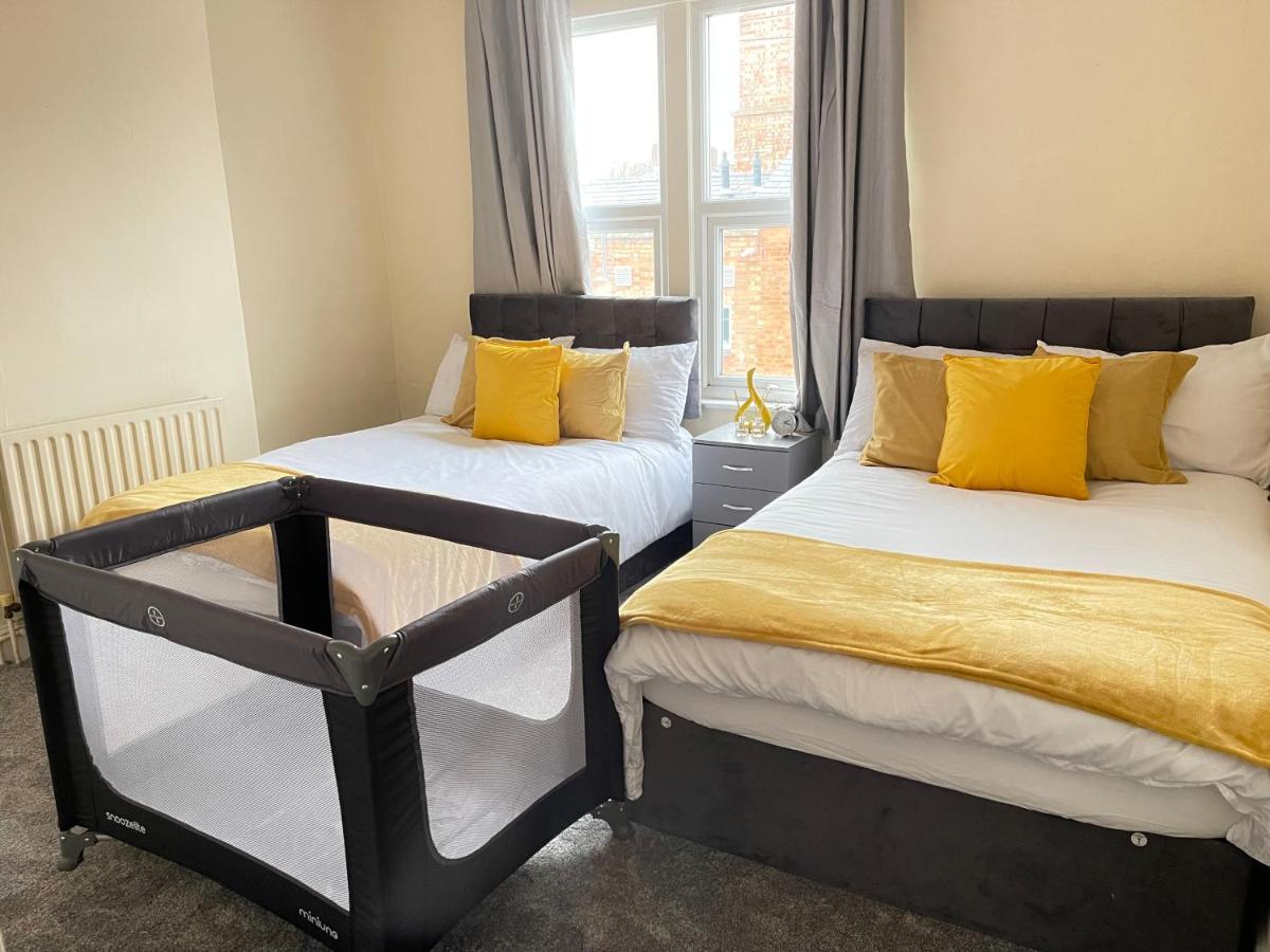 3 Bedrooms Comfortable Home With Jacuzzi Hot Tub Sleeps 10 Leicester Exterior photo