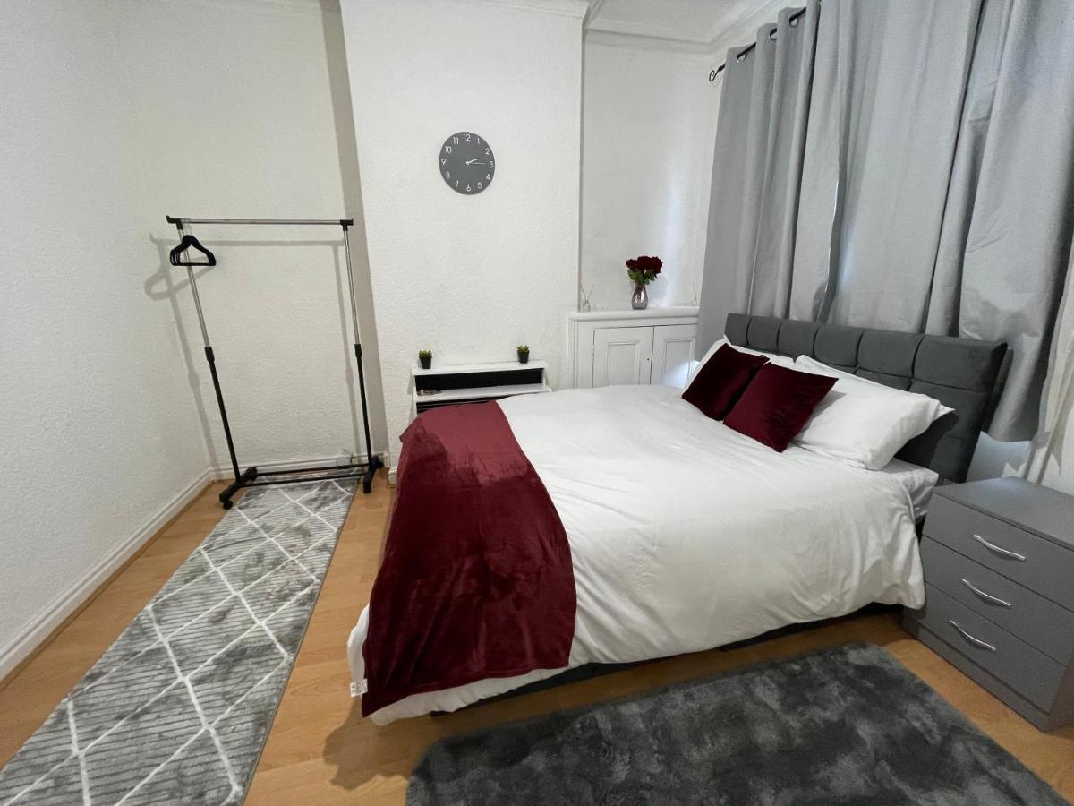 3 Bedrooms Comfortable Home With Jacuzzi Hot Tub Sleeps 10 Leicester Exterior photo