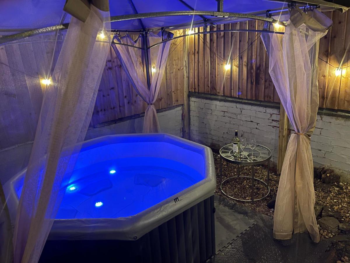 3 Bedrooms Comfortable Home With Jacuzzi Hot Tub Sleeps 10 Leicester Exterior photo